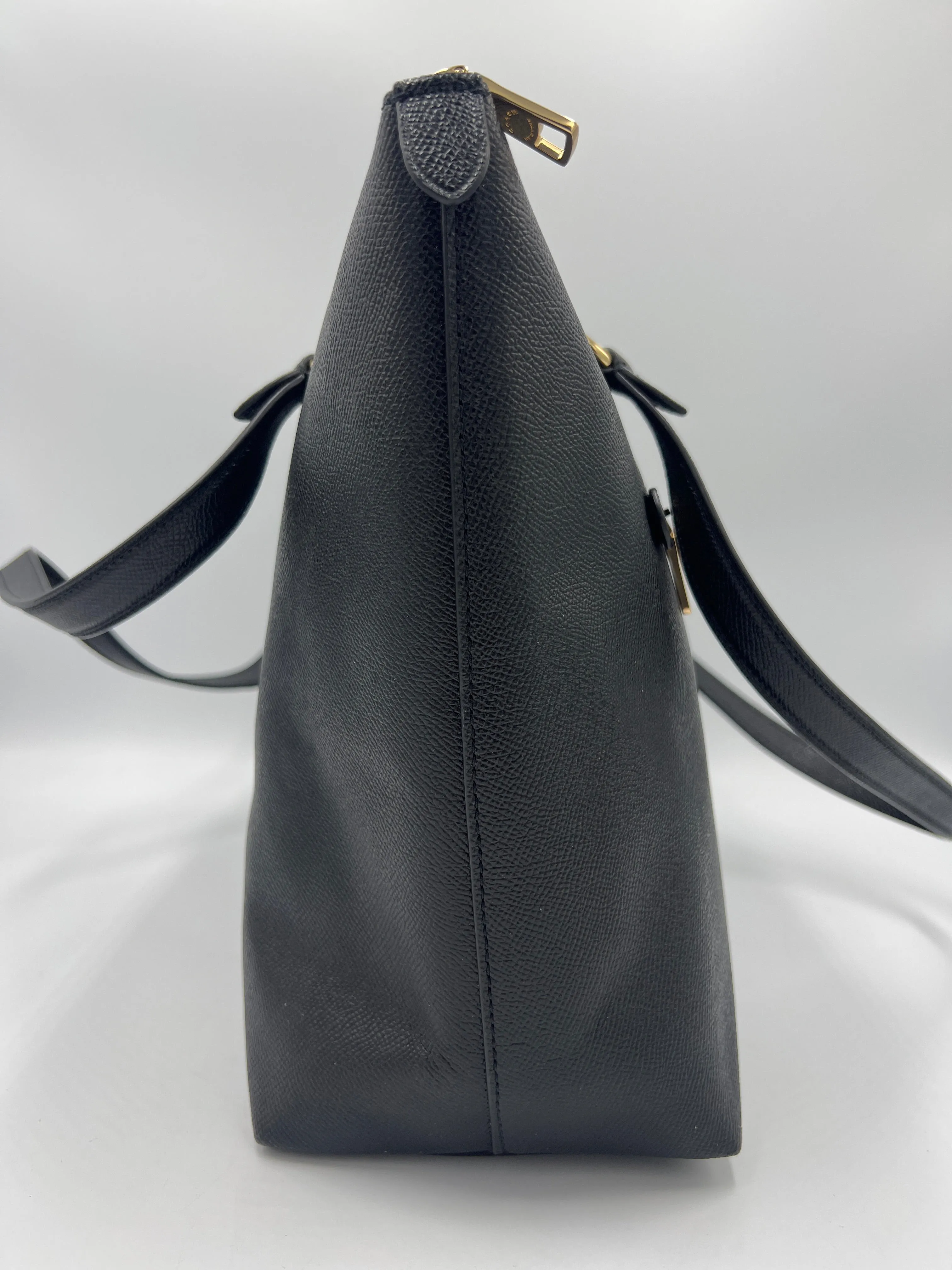 Like New! Zip-Top Tote / Handbag Designer By Coach