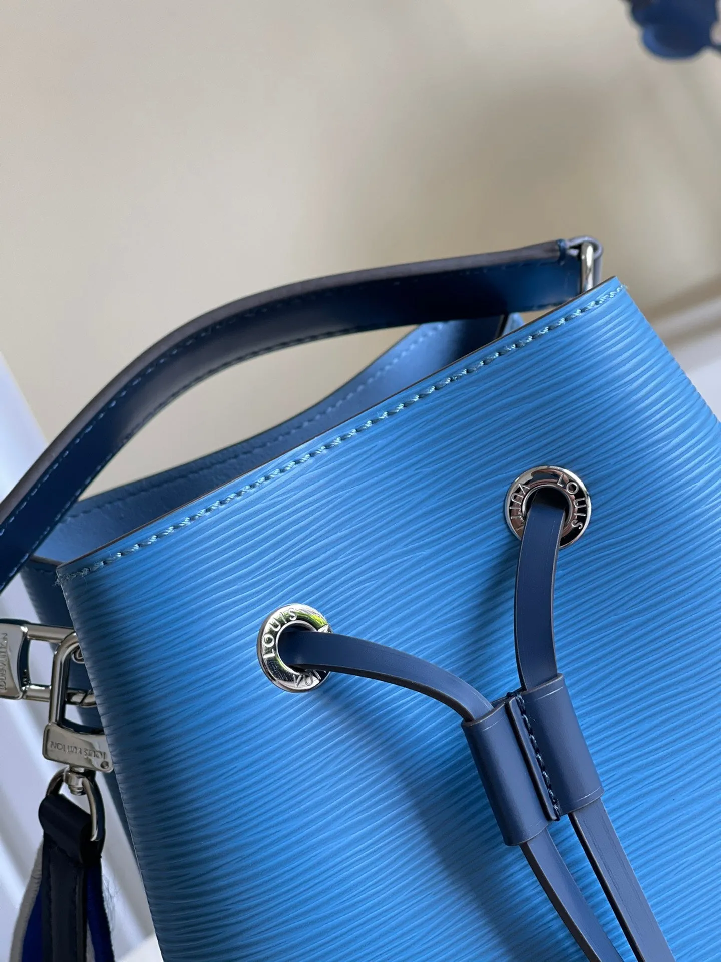 LV NeoNoe BB Bucket Bag Bleuet Blue For Women,  Shoulder And Crossbody Bags 7.9in/20cm LV M57691